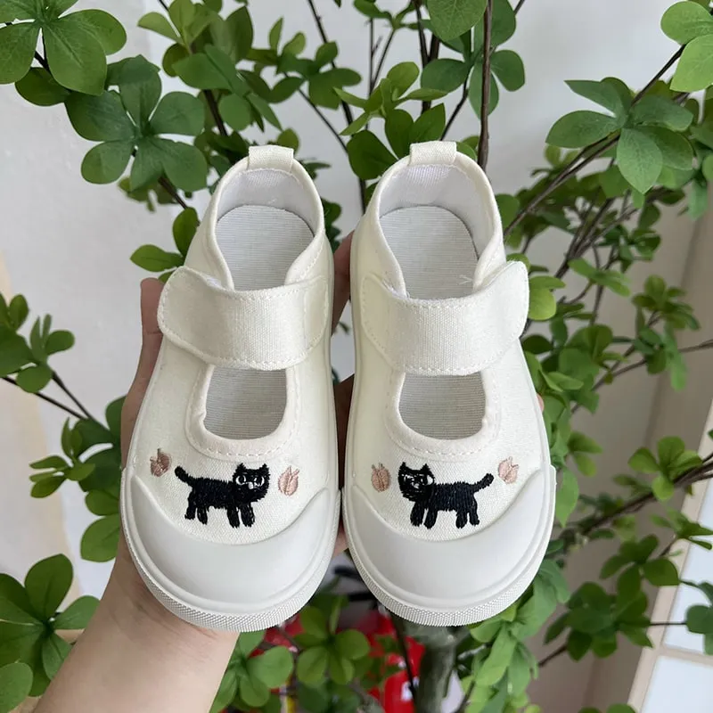 Giày dép bé gái dễ thương là gì?