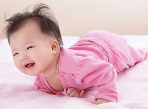 Giai đoạn 0-12 tháng tuổi (Sơ sinh và bé biết lẫy): Ưu tiên sự mềm mại và bảo vệ.