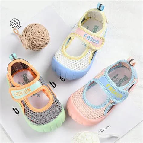 Chất liệu thường được sử dụng cho giày lười trẻ em dễ mang