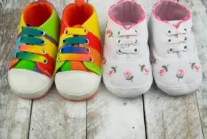 Cách chọn giày cho bé theo độ tuổi