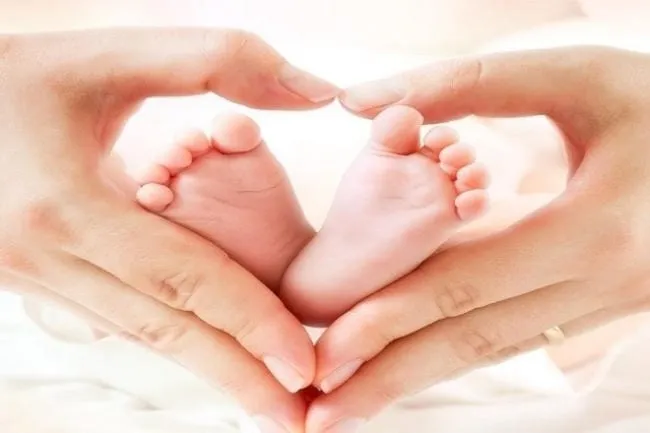 Tại sao chân bé lại dễ bị hôi?