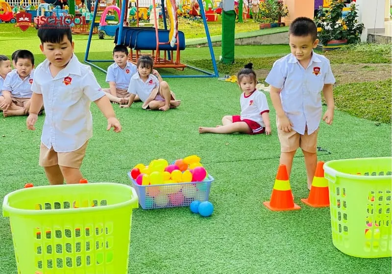 Giai đoạn 3-6 tuổi (Tuổi mẫu giáo): Thoải mái, năng động và phù hợp với hoạt động.